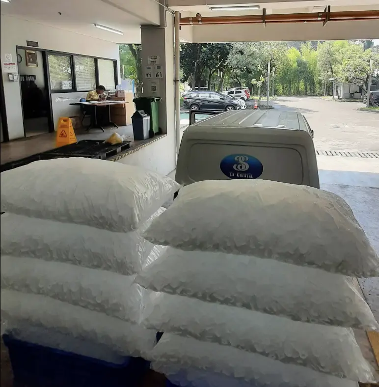 Es Kristal ukuran besar dan kecil